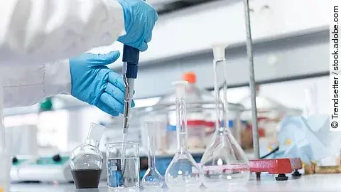 Ein Arbeitsplatz im Labor mit verschiedenen Glasbehältern