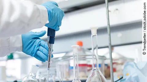 Ein Arbeitsplatz im Labor mit verschiedenen Glasbehältern