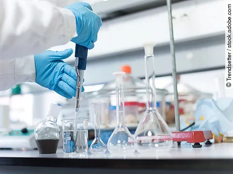 Ein Arbeitsplatz im Labor mit verschiedenen Glasbehältern