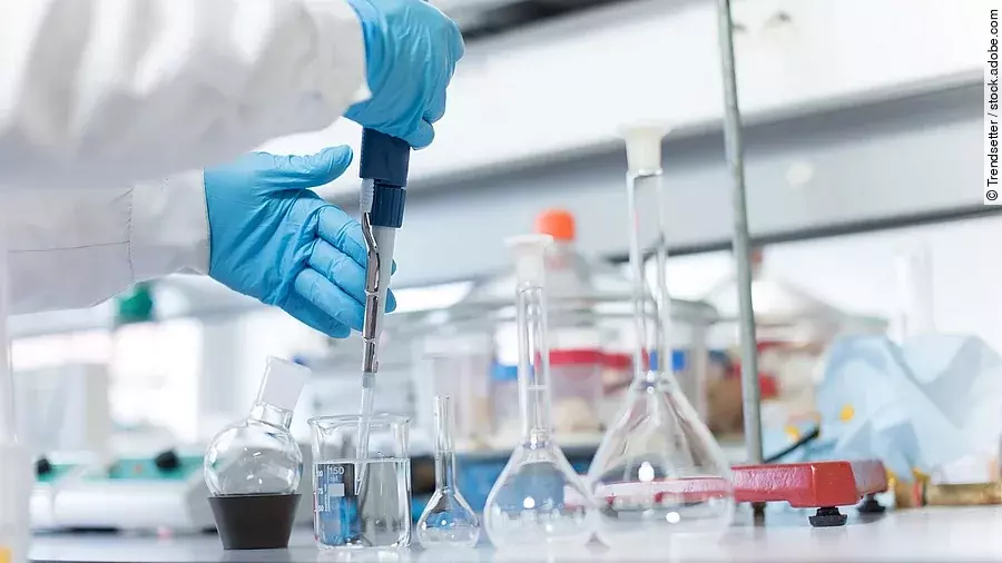 Ein Arbeitsplatz im Labor mit verschiedenen Glasbehältern