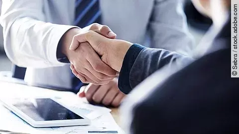 Händeschütteln Händeschütteln zweier sich gegenübersitzenden Personen