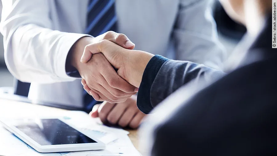 Händeschütteln Händeschütteln zweier sich gegenübersitzenden Personen