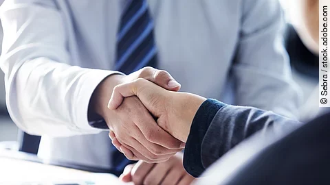 Händeschütteln Händeschütteln zweier sich gegenübersitzenden Personen