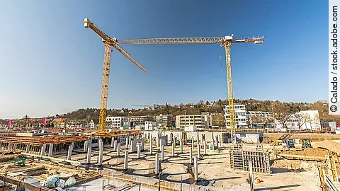 Baustelle mit Baugrube und Kränen