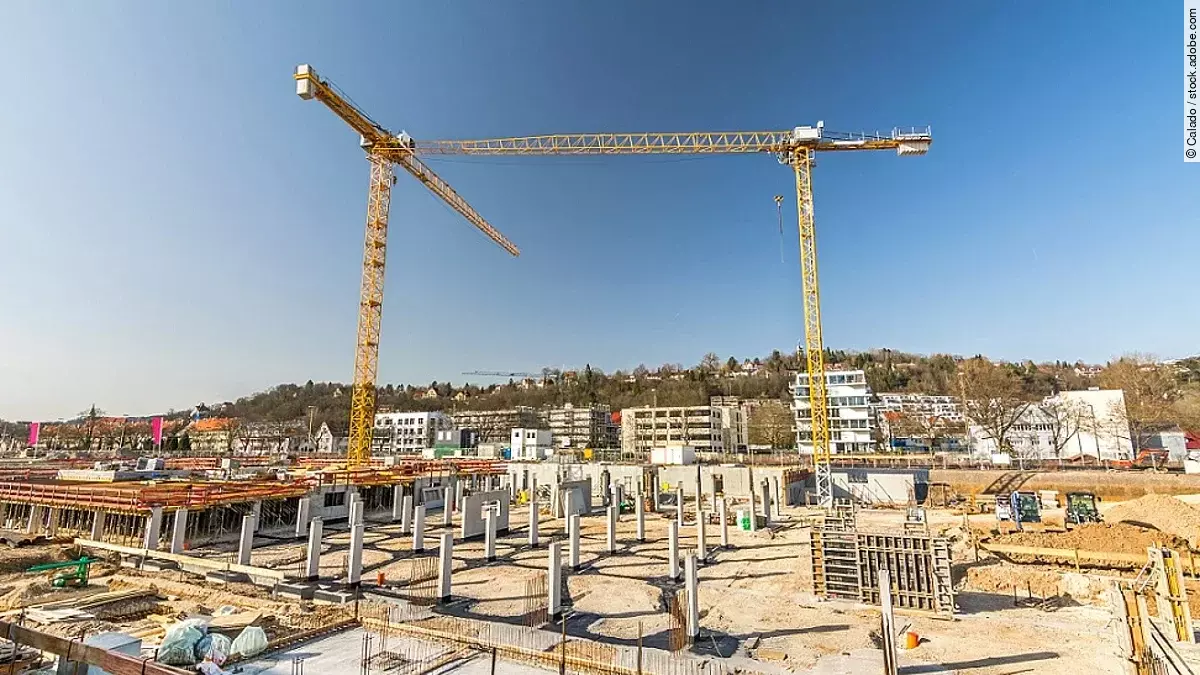 Baustelle mit Baugrube und Kränen