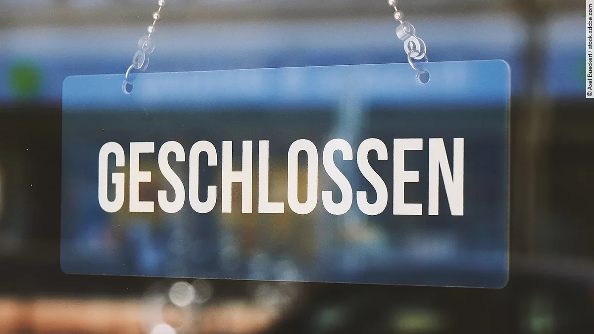 Ladentür mit "Geschlossen"-Schild