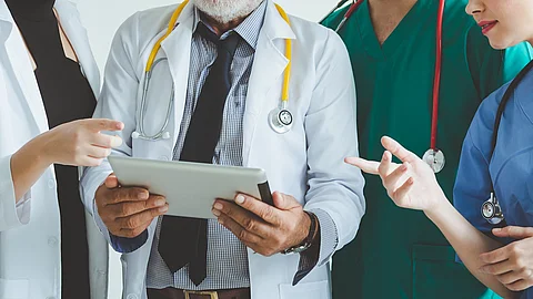Ärzte mit Tablet Ärzte mit Tablet in der Hand besprechen sich.