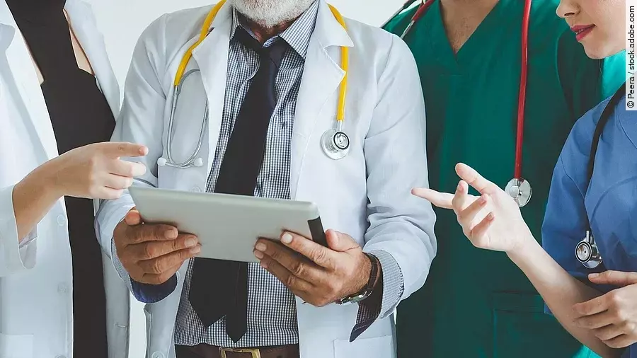 Ärzte mit Tablet Ärzte mit Tablet in der Hand besprechen sich.