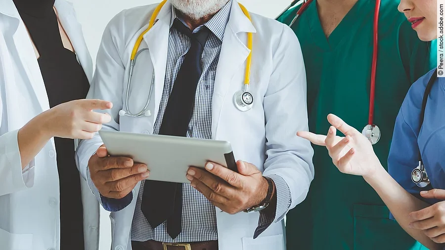 Ärzte mit Tablet Ärzte mit Tablet in der Hand besprechen sich.