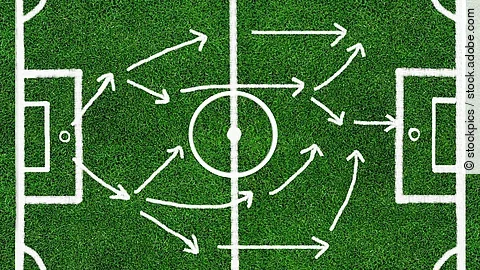 Grafisches Fussballfeld mit taktischen Pfeilen