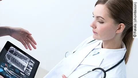 Arzt mit Tablet Arzt mit Tablet