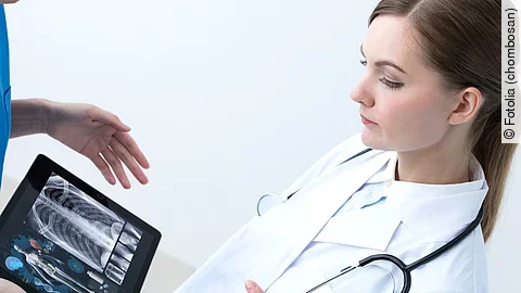 Arzt mit Tablet Arzt mit Tablet