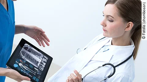 Arzt mit Tablet Arzt mit Tablet