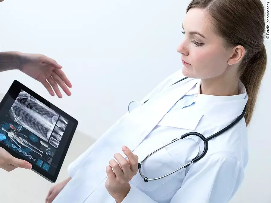 Arzt mit Tablet Arzt mit Tablet