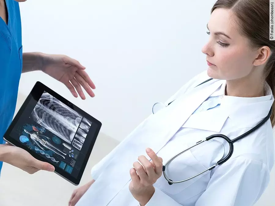 Arzt mit Tablet Arzt mit Tablet