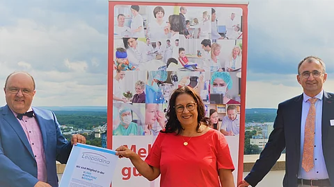 Übergabe der Urkunde Übergabe der Urkunde