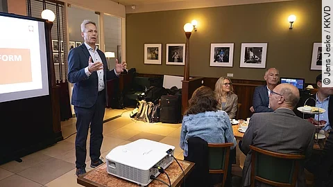 Dr. Dirk Albrecht Dr. Dirk Albrecht