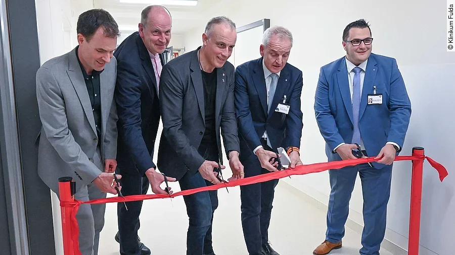 Bei der Eröffnung der neuen Radiologie am Klinikum Fulda wird ein rotes Band zerschnitten