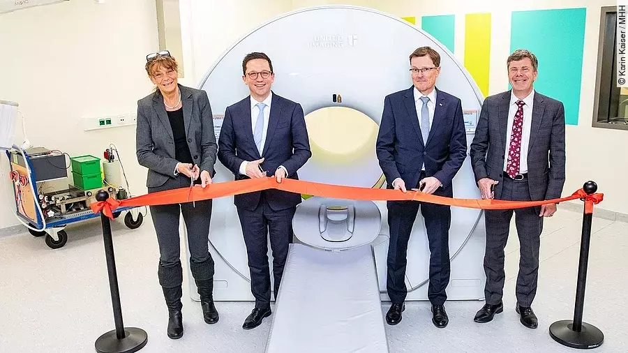 Prof. Denise Hilfiker-Kleiner, Minister Falko Mohrs, Prof. Frank Bengel und Prof. Simon Cherry.