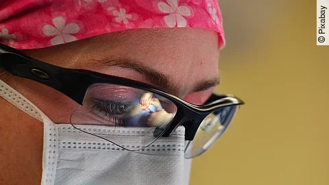 Ärztin auf Intensivstation Ärztin auf Intensivstation