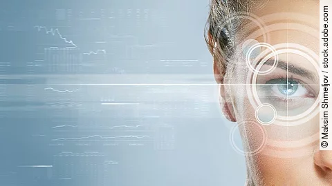 Gesichtshälte einer Frau. Um ihr Augen sind immer größer werdende Kreise platziert.