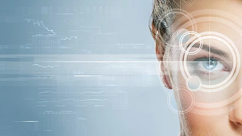 Gesichtshälte einer Frau. Um ihr Augen sind immer größer werdende Kreise platziert.