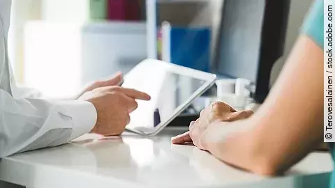 Person mit Tablet Person mit Tablet