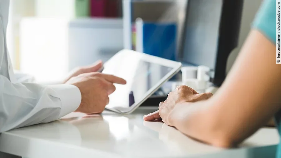 Person mit Tablet Person mit Tablet