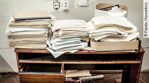 Messy workplace Schreibtisch mit Papierbergen