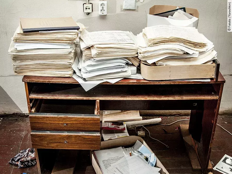 Messy workplace Schreibtisch mit Papierbergen