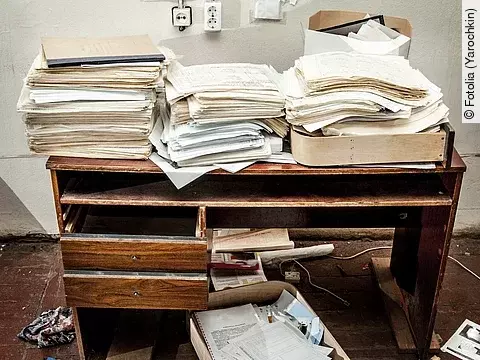 Messy workplace Schreibtisch mit Papierbergen