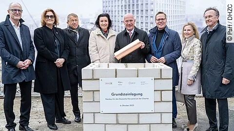 Offizielle Grundsteinlegung für den DHZC-Neubau Offizielle Grundsteinlegung für den DHZC-Neubau