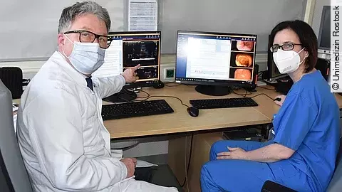 Prof. Dr. Georg Lamprecht und Dr. Fanny Borowitzka setzen das neue Bild- und Befund-Dokumentationssystem bereits ein.