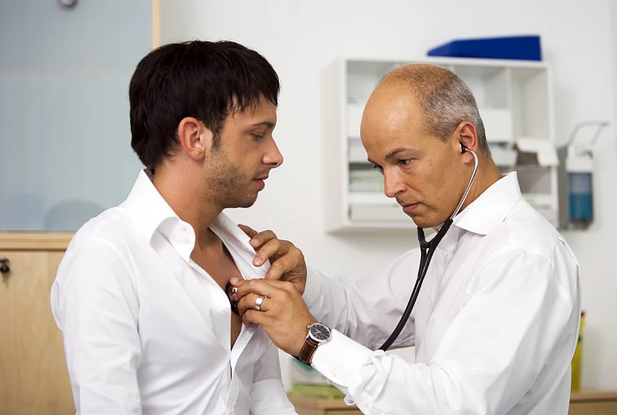 Arzt-Patient_Fotolia_135093_L.jpg Patient Arzt Untersuchung
