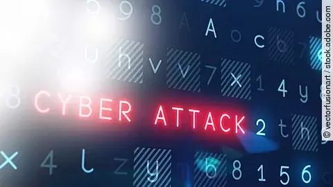 In einem Raster aus blauen Ziffern und Buchstaben leuchtet der Begriff "Cyber Attack" rot auf.