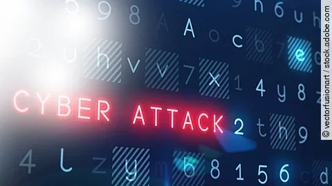 In einem Raster aus blauen Ziffern und Buchstaben leuchtet der Begriff "Cyber Attack" rot auf.