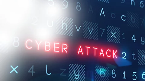 In einem Raster aus blauen Ziffern und Buchstaben leuchtet der Begriff "Cyber Attack" rot auf.