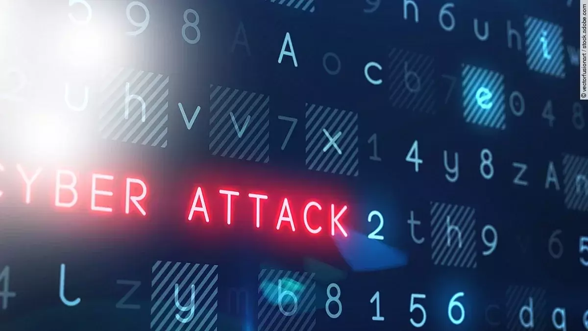 In einem Raster aus blauen Ziffern und Buchstaben leuchtet der Begriff "Cyber Attack" rot auf.