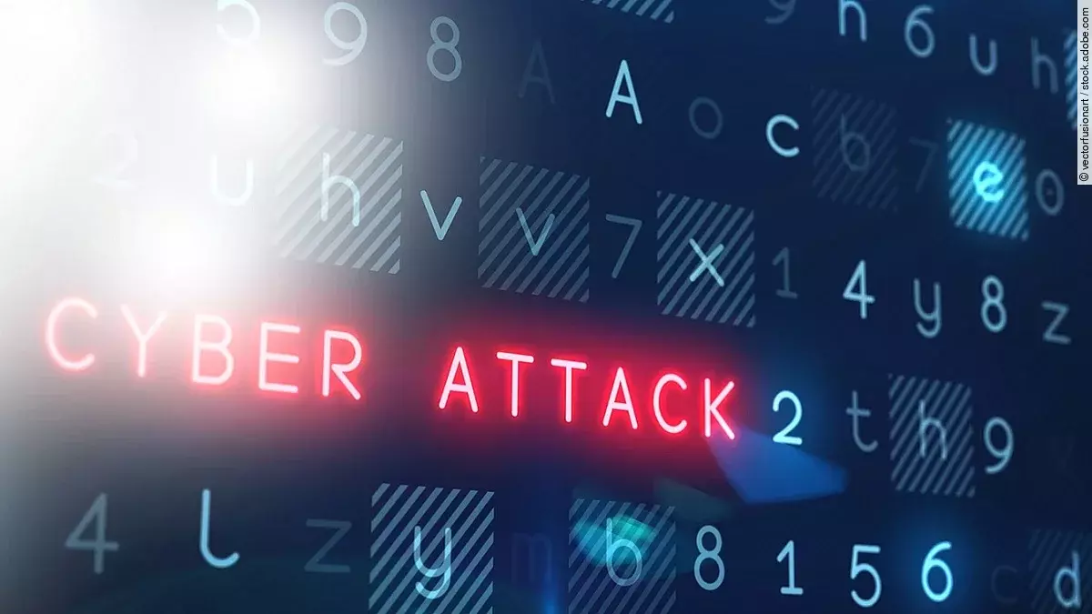 Cyberattacke In einem Raster aus blauen Ziffern und Buchstaben leuchtet der Begriff "Cyber Attack" rot auf.
