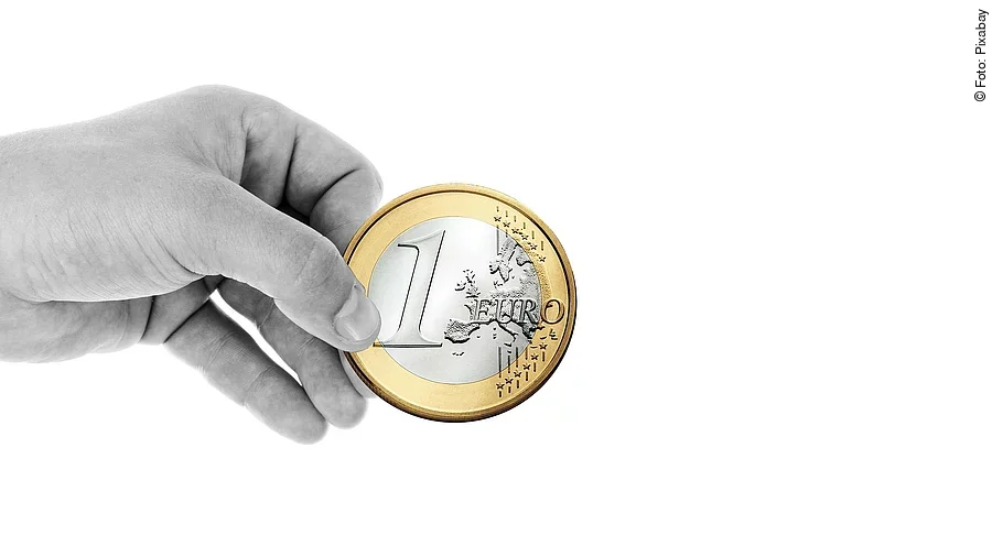 Hand mit Euromünze