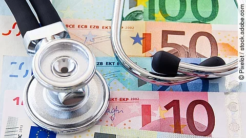 Stethoskop liegt auf Euroscheinen