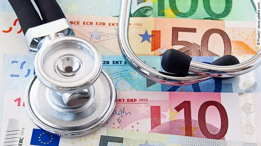 Euroscheine Stethoskop liegt auf Euroscheinen