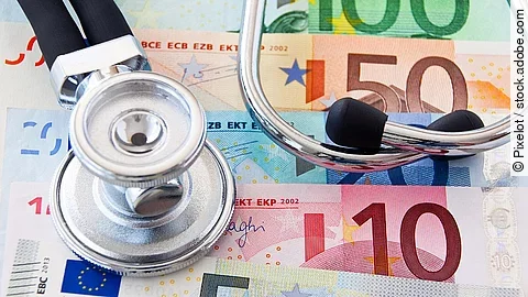 Stethoskop liegt auf Euroscheinen