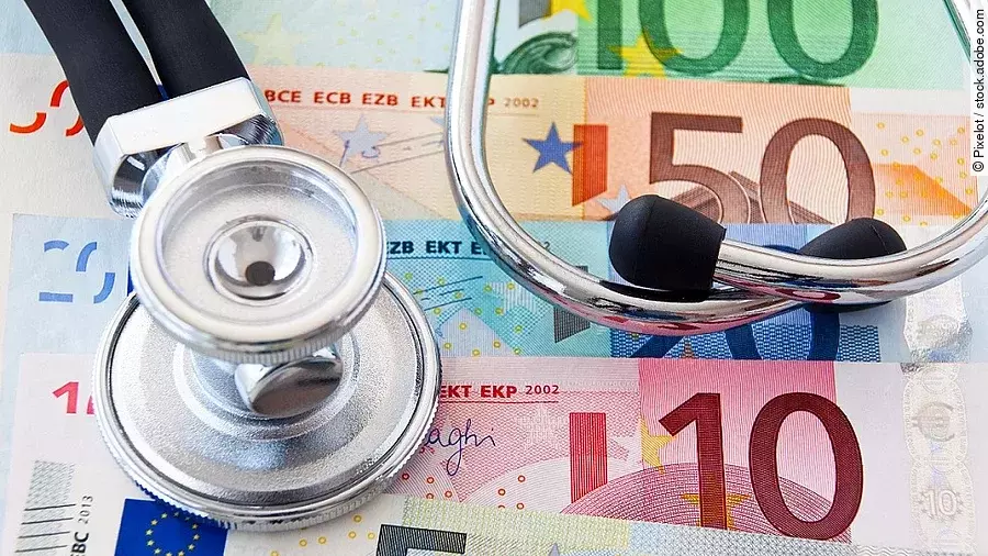 Stethoskop liegt auf Euroscheinen