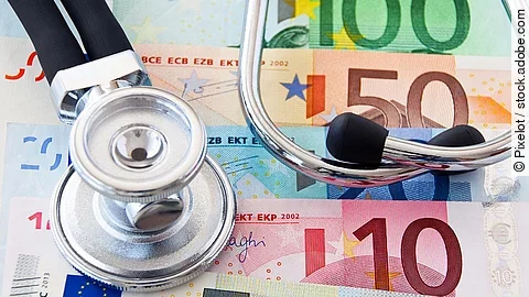 Euroscheine Stethoskop liegt auf Euroscheinen