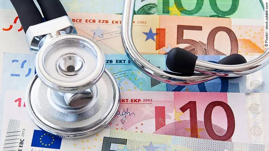 Stethoskop liegt auf Euroscheinen