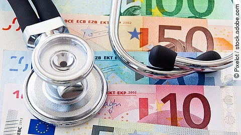 Stethoskop liegt auf Euroscheinen