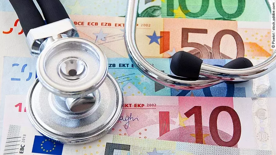 Stethoskop liegt auf Euroscheinen