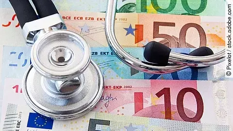Euroscheine Stethoskop liegt auf Euroscheinen