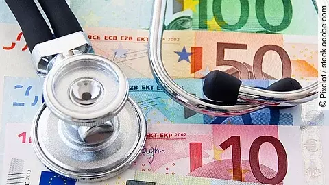 Stethoskop liegt auf Euroscheinen